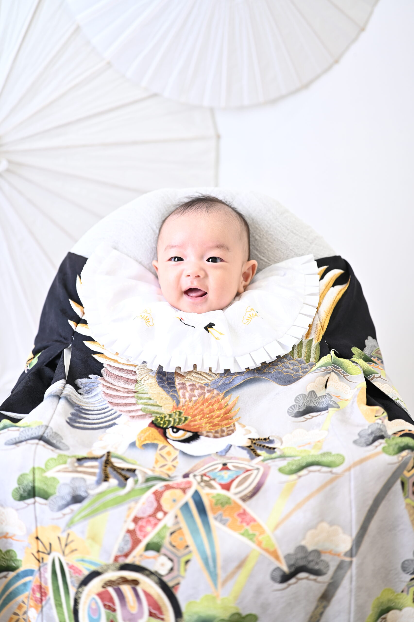 お宮参りの祝い着を着た赤ちゃんの撮影